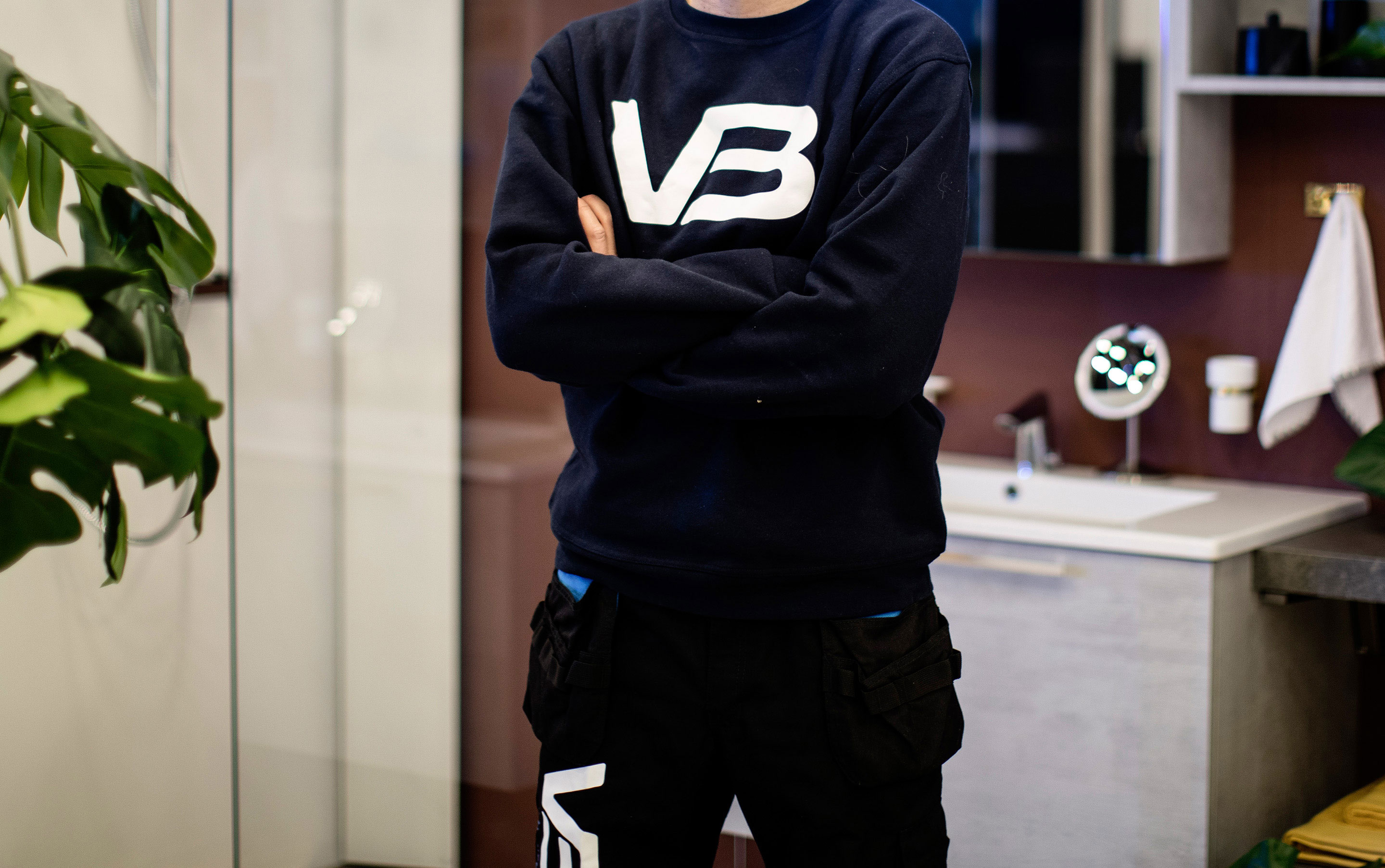 VB rørlegger med arbeidsklær og armene i kors